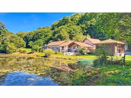 maison de plain-pied avec étang et terrain de plus d'un hecta