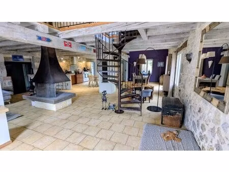 vaste propriété en pierre   sur les hauteurs. vue imprenable .