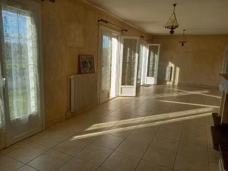 ? « maison familiale avec grand terrain et beau potentiel à