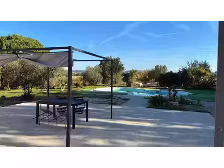 plain-pied: 3 ch+bureau. garage  piscine.