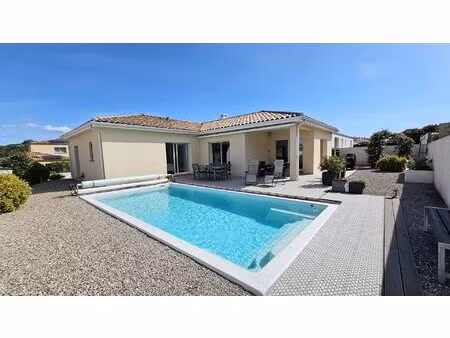 villa recente avec garage et piscine et parking pour camping-car