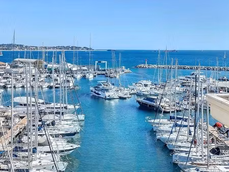 studio avec vue imprenable sur le port de fréjus