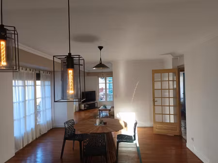 spacieux appartement avec balcon.