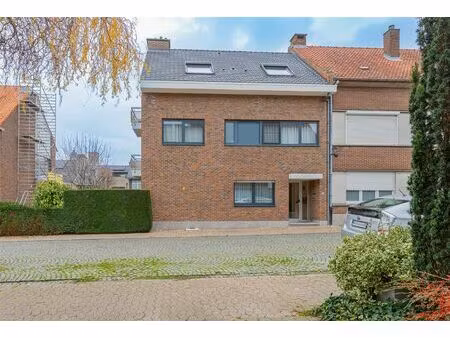 gelijkvloers 2-slaapkamerappartement met tuin en garage