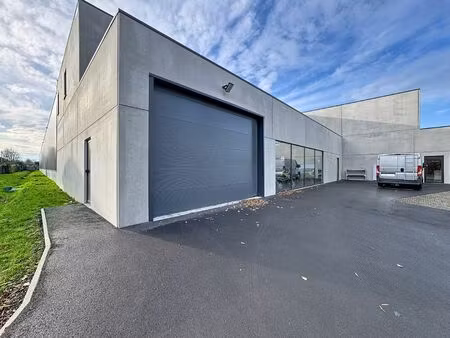 nb bedrijfspand bestaande uit magazijn met toonzaal/burelen en casco loft-appartement met 