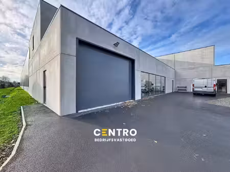 nb bedrijfspand bestaande uit magazijn met toonzaal/burelen en casco loft-appartement met 
