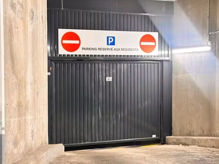 parking premium sécurisé à 5 minutes de la défense