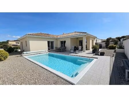 villa recente avec garage et piscine et parking pour camping-car