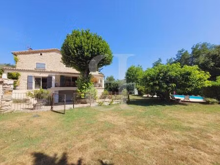 propriété en pierres entre grignan et nyons sur terrain paysag
