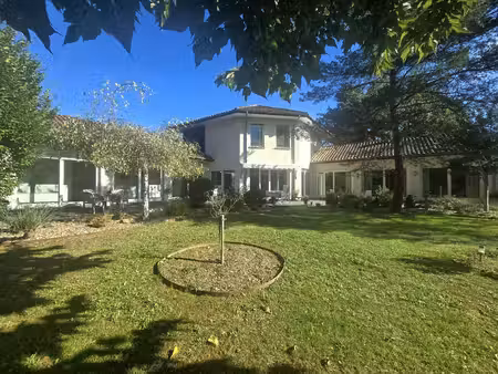 villa contemporaine remarquable à bourg du bost