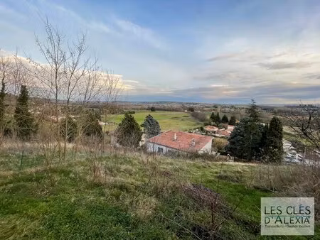 maison divisée en deux appartements – grand terrain – fort potentiel