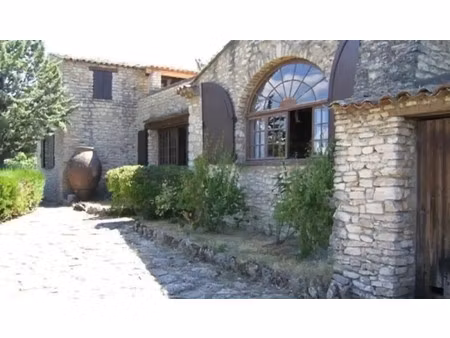 mas provençal en pierre à bonnieux – 5 hectares – vue lube