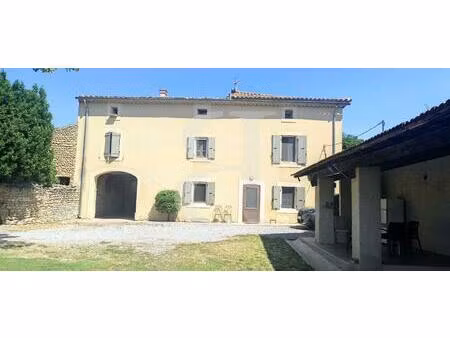 mas avec magnifique vue sur le mont ventoux et les vignes enviro