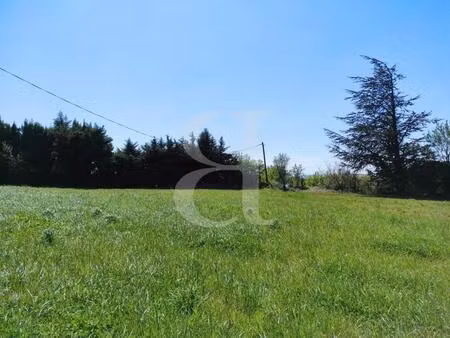 terrain à bâtir de 950 m²  viabilisé et borné à tulette