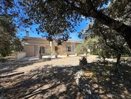maison en pierres de plain-pied au calme avec terrain arboré à