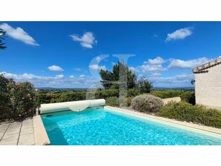 villa familiale avec vue imprenable  piscine et beaux volumes en
