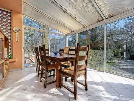 maison avec piscine deux appartements  hangar  box et garage.