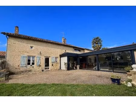 grande ferme en pierre rénovée avec terrain et dépendances