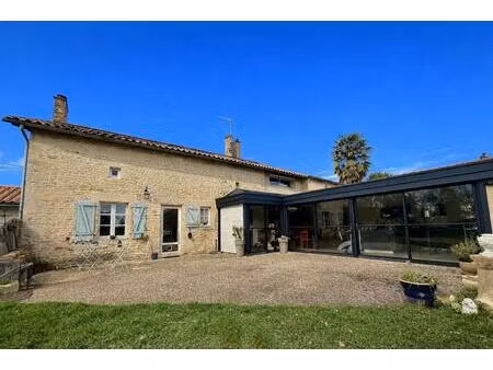 grande ferme en pierre rénovée avec terrain et dépendances