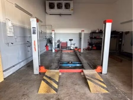 local commercial garage mécanique