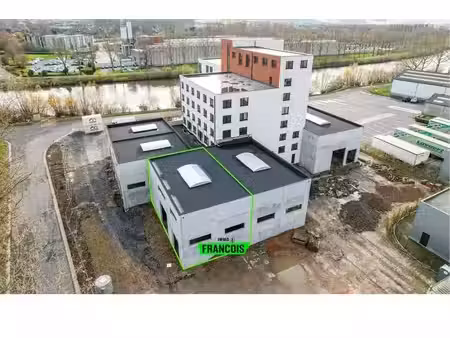 entrepôt avec bureau à vendre dans un emplacement central à…