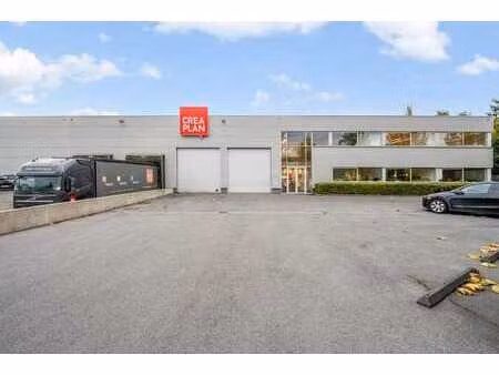 multifunctioneel bedrijfsgebouw van 6.998 m² vlakbij de e17