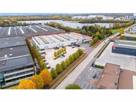 multifunctioneel bedrijfsgebouw van 6.998 m² vlakbij de e17