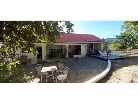 maison atypique avec grand jardin arboré sur les hauteurs de saint-louis