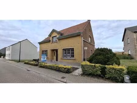 belle maison à rénover dans un quartier calme.