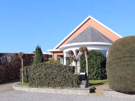 maison charmante: 4 chambres  2 salles de bains et jardin.