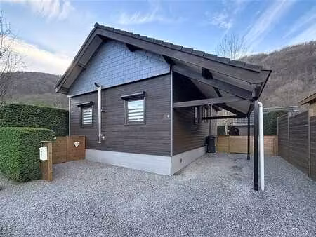 chalet en parfait état avec jardin et carport.