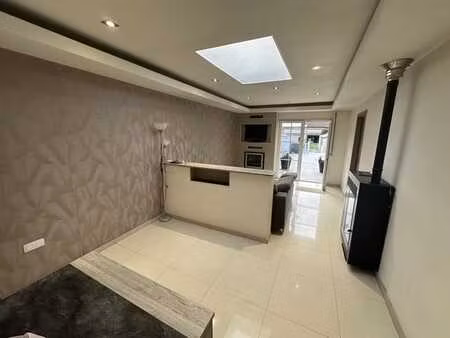 ghlin: superbe maison meublée  garage xxl & dépendance