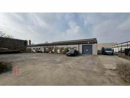 bâtiment industriel de 737 m² avec bureaux et espace de v...