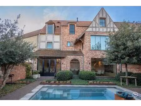 maison économe en énergie luxueusement finie avec piscine à