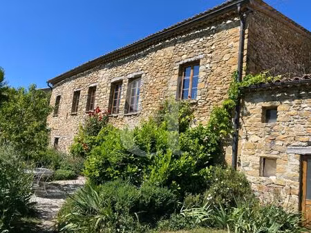 mas en pierres avec vue dans la région de rosans