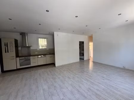 au coeur du village de villeneuve-loubet  appartement familiale