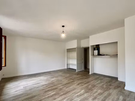 a sainte livrade sur lot  appartement complètement rénové (vide de toute location) avec de