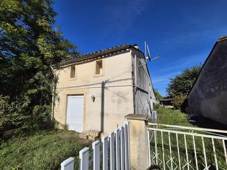 maison en pierre de 74 m2  à rénover  avec jardin et dépenda