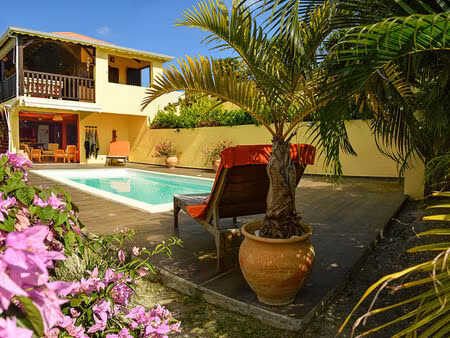 villa avec piscine dans quartier résidentiel