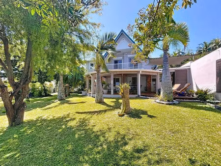 jolie villa traditionnelle avec jardin luxuriant et vue mer impr