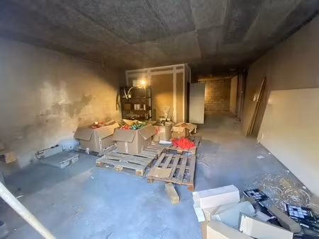 local commercial (murs libres) zone passante - bas madeleine