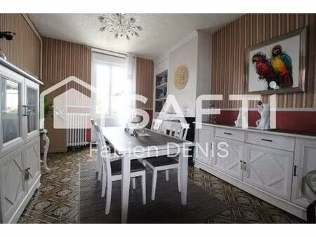 maison de caractère avec jardin clos et garage.