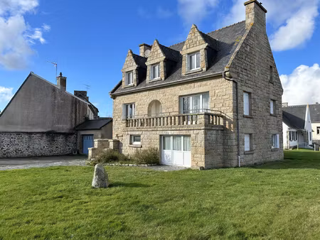 matignon - maison en pierre dans le bourg