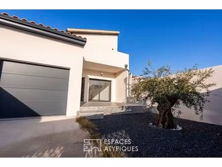 maison neuve aux lignes modernes avec jardin et terrasses