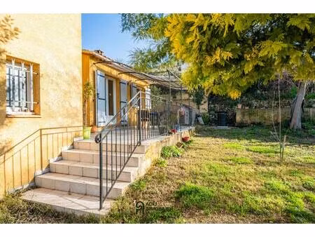 villa rénovée avec piscine et vue dégagée  proche du pont du gard