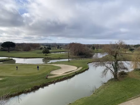 t3 -75m5 avec parkings et vue sur le golf