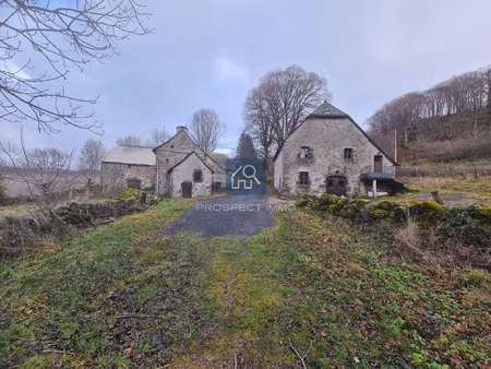 corps de ferme isolé avec vue exceptionnelle aubrac