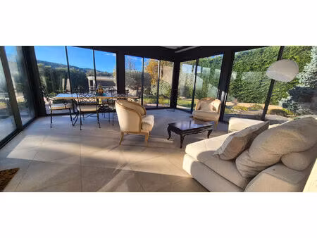 propriété d'exception de 345 m² au total sur les hauteurs de néoules