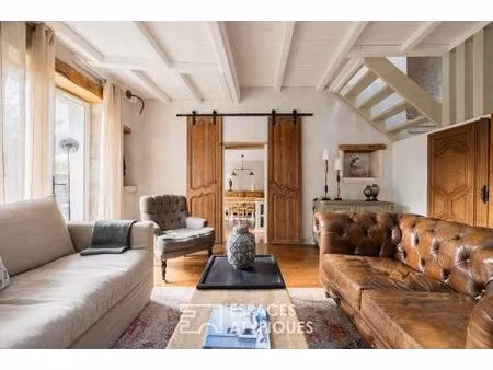 demeure charentaise rénovée avec sa maison d'invités et son jardin paysager