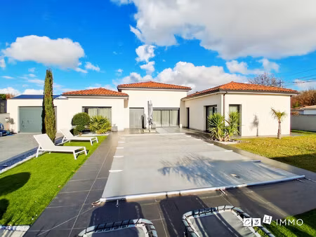 villa de standing de 142 m² hab + piscine  dépendances et gran